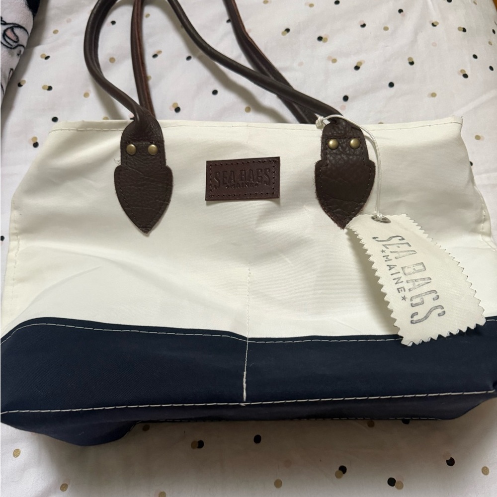 Maine Sea Bag. TOTE Barely used great condition Navy and Cream.